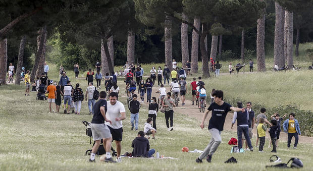 Caos nel verde a Roma: troppa folla, assembramenti e gruppi senza mascherine. La Raggi minaccia: «Chiudo di nuovo i parchi»