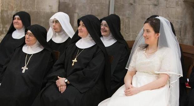 In chiesa con l'abito da sposa, ma non è il suo matrimonio: ecco perché Carmen si è vestita così