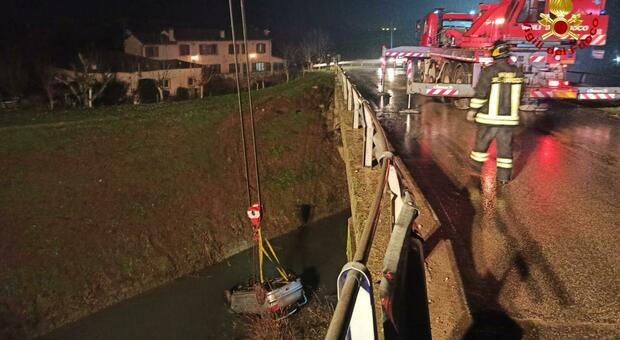 Auto sbanda e finisce nel canale a Verona: morti tre ragazzi di 20 e 21 anni, un ferito