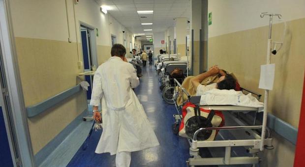 Batterio New Delhi, allarme in Toscana: 64 casi, 17 morti sospette. I sintomi e le ipotesi di contagio