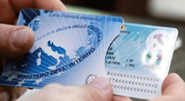 "Cresta" di 5 euro per ogni carta d'identità rilasciata, dipendente comunale indagata per truffa: «Ha intascato 50mila euro»
