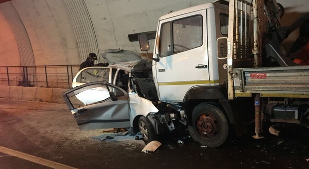 Chieti, frontale auto-camion in galleria: muore una donna di 38 anni