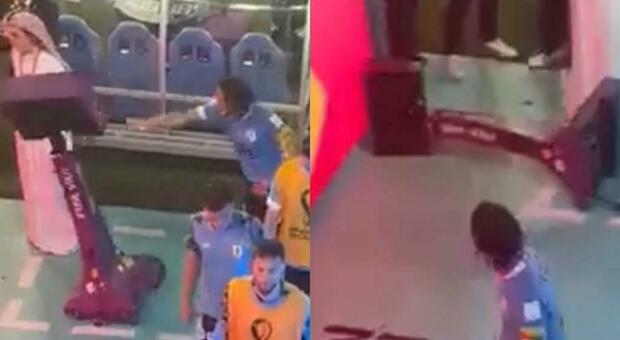 Uruguay eliminato, Cavani è una furia: il pugno al VAR dopo i due rigori non dati VIDEO