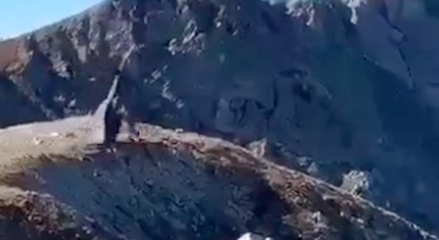L'elicottero dell'Esercito si ribalta in quota: impatto sfiorato sulle montagne del Trentino VIDEO