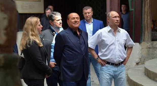Berlusconi, bandito 3 anni dall'Ucraina dopo il tour in Crimea. Il brindisi con Putin con uno Sherry del 1765
