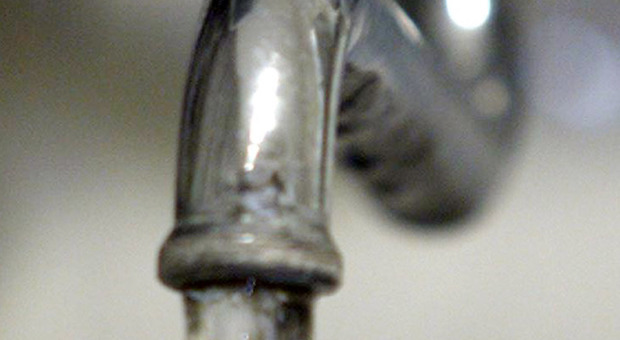 «Batteri nell'acqua di rubinetto»: scatta il divieto dal Comune, chiuse anche le scuole