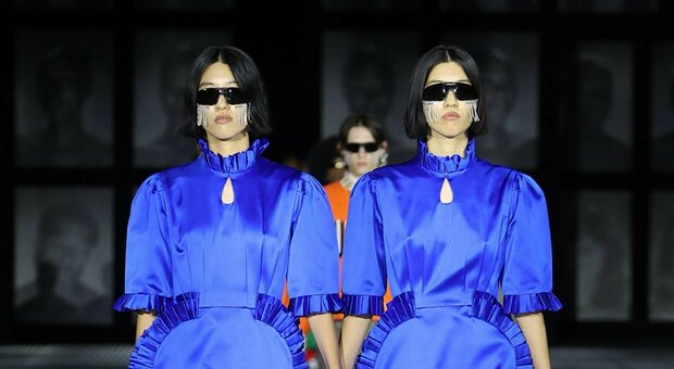 Gucci fa sfilare 68 coppie di gemelli: l'omaggio alle mamme di Alessandro Michele (e il precedente del 2004)