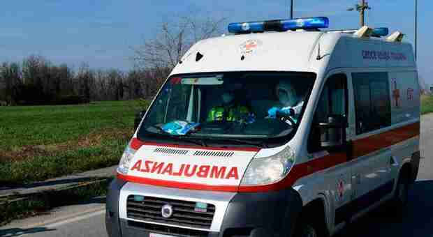 Brescia, ragazzina di 15 anni investita da un camion: è grave in ospedale