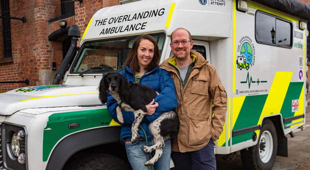 Comprano ambulanza su ebay e partono in giro per il mondo con il loro cane: la sfida di una coppia di veterinari