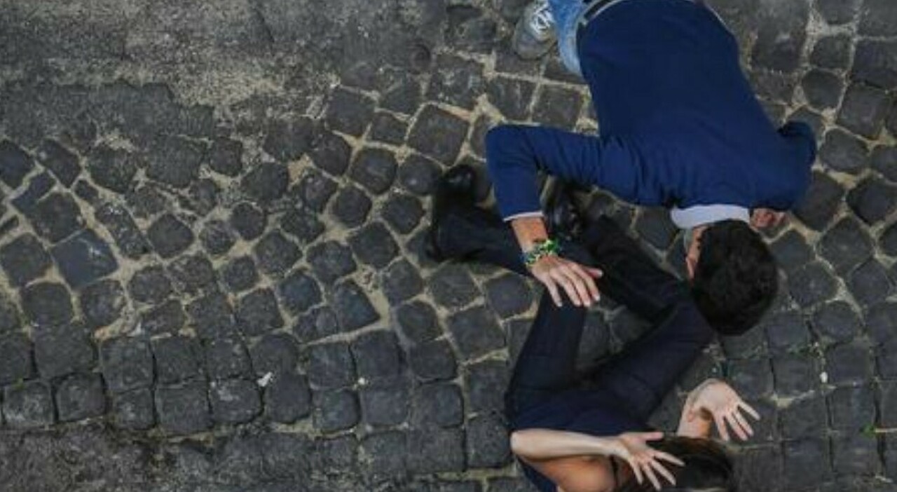 Roma choc, donna di 40 anni violentata in strada, caccia all'aggressore: l'incubo al ritorno da una cena con gli amici