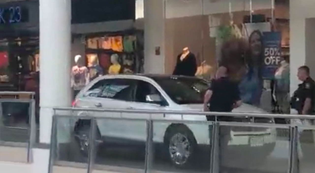 He entered the shopping center with his SUV and went up to the second floor: “Excuse me, where is the exit?”  video