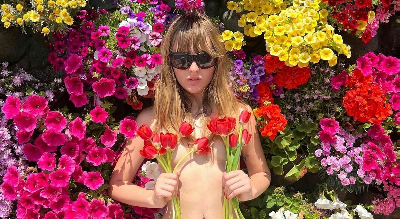 Maneskin, Victoria De Angelis nuda tra i fiori: l