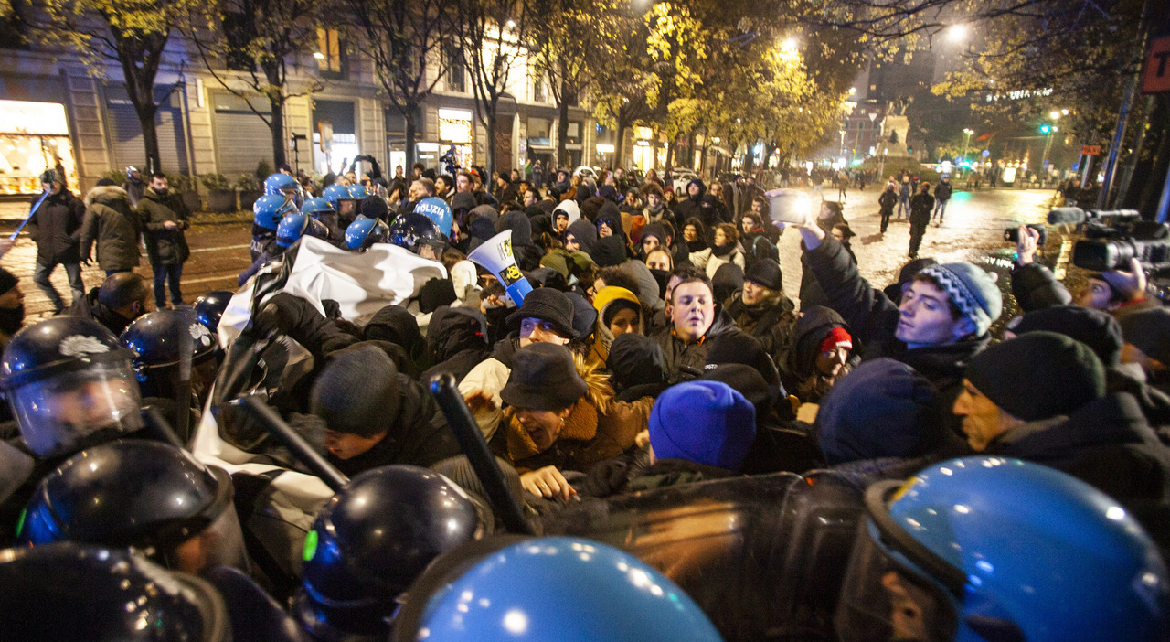 Milano, scontri al corteo antifascista: ferito un poliziotto. In città anche una manifestazione pro-Russia