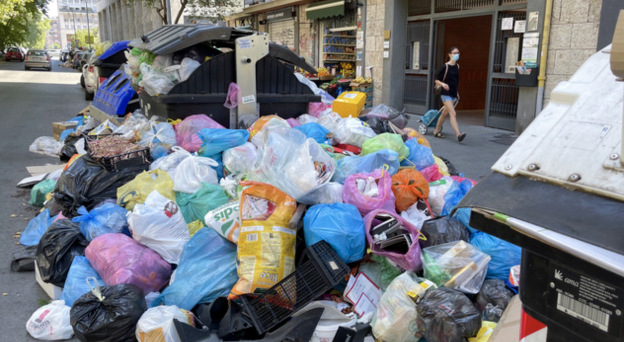 Roma, parte il piano anti degrado: in arrivo i primi 20 nuovi cestini per la spazzatura in centro