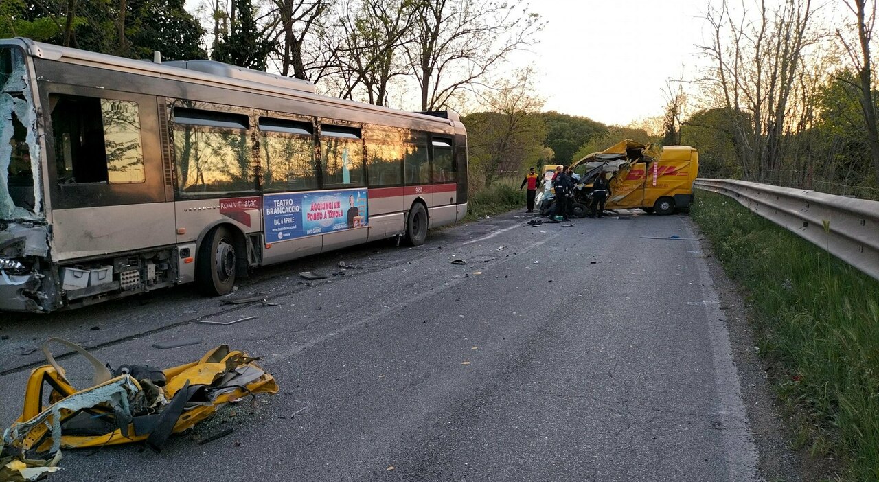 Roma, scontro tra autobus e furgone: feriti i due autisti. 47enne in codice rosso