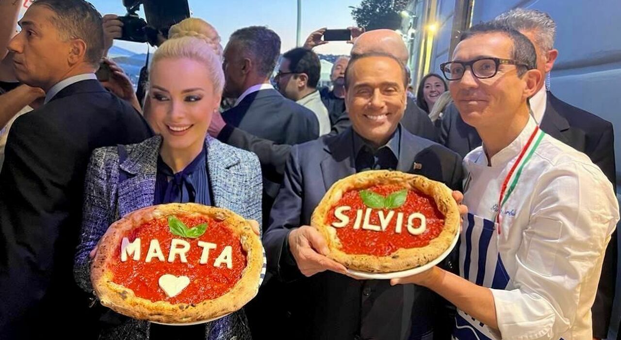 Pizza da Sorbillo (con dedica) per Berlusconi e bagno di folla: «Sei unico Silvio»