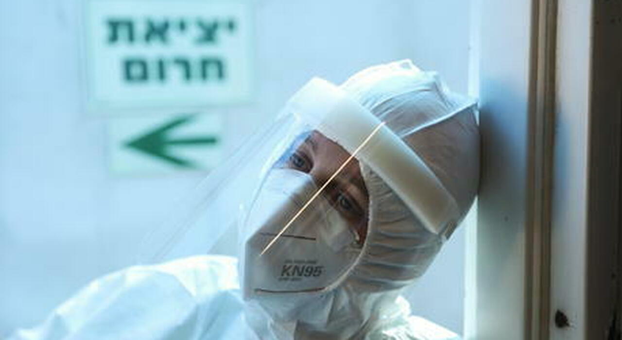 Variante Omicron, Israele rassicura: «Con tre dosi la situazione è sotto controllo»