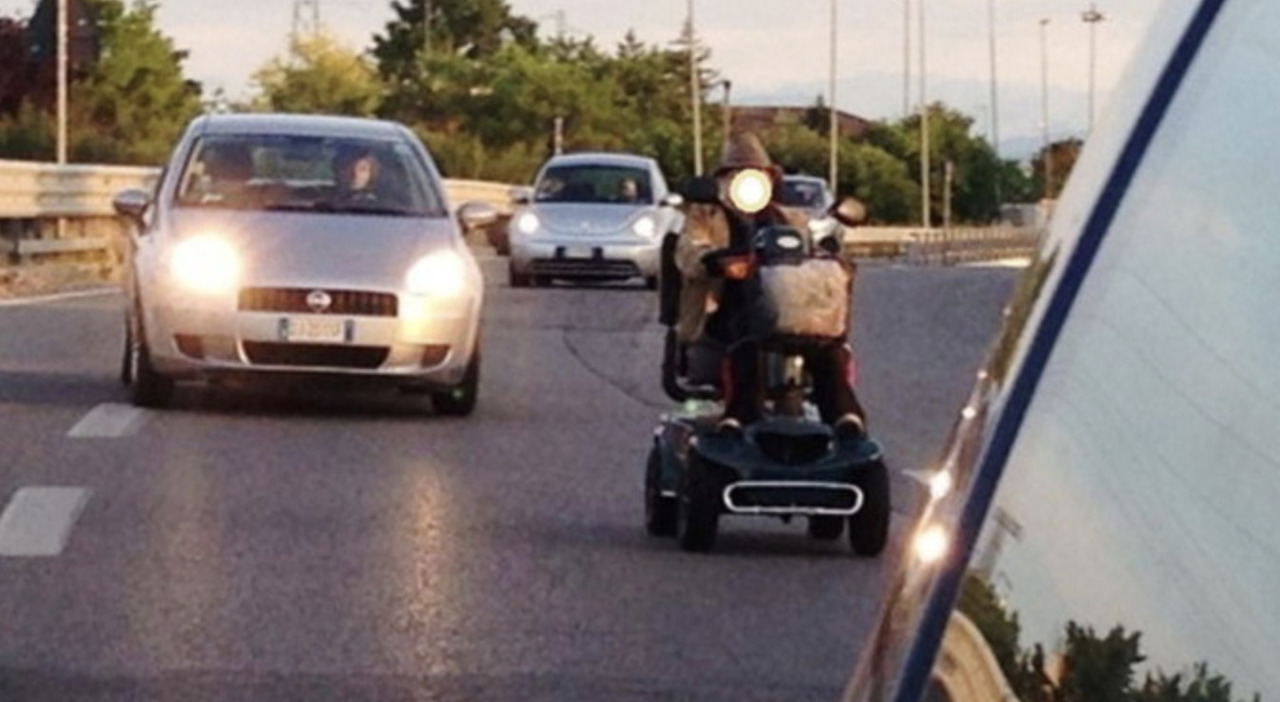 Sulla tangenziale di Livorno con la carrozzina elettrica: pericolo per un anziano