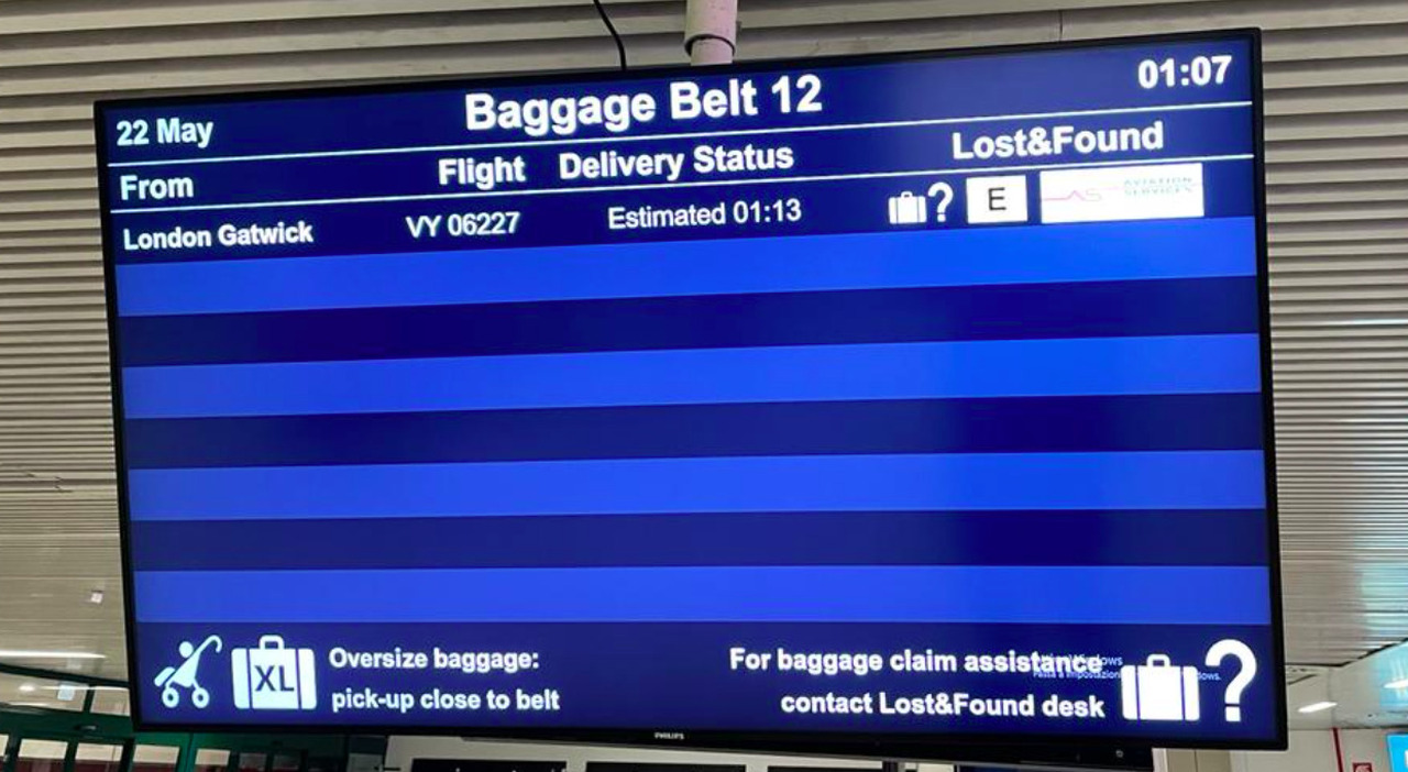 Roma Fiumicino, all'aeroporto comunicano il nastro ritiro bagagli sbagliato: passeggeri in rivolta dopo un'ora d'attesa