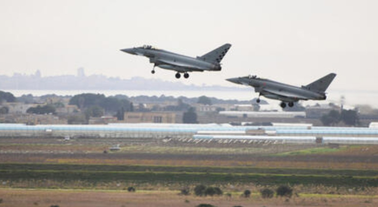 Tensione Russia-Nato, aerei di Putin al confine con la Polonia: i jet italiani li intercettano. Cosa è successo