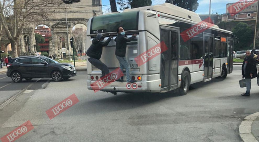 Due immigrati si «attaccano» al bus: niente soldi per il biglietto o paura del Covid?