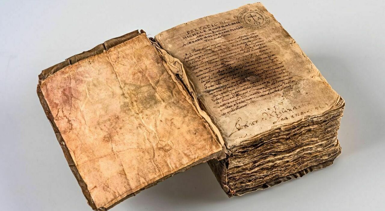Nostradamus, ritrovato il manoscritto di profezie rubato 20 anni fa: ora si trova a Roma