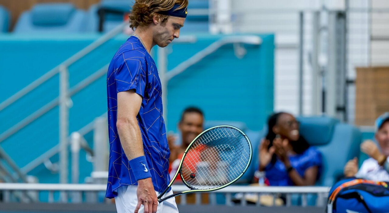 Wimbledon esclude i tennisti russi (compreso Medvedev). A rischio anche gli Internazionali di Roma