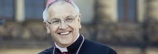 Famiglie gay, vescovo tedesco vuole benedirle e non capisce perché il Vaticano abbia smentito il Papa