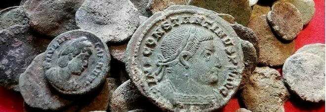 Tasso scava la tana e scopre un tesoro: trovate 209 monete romane in una grotta in Spagna
