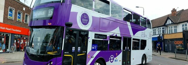Londra, per celebrare la regina Elisabetta gli autobus si colorano di viola