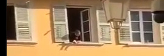 Orrore a Tolone, lancia una testa mozzata giù dalla finestra: uomo arrestato