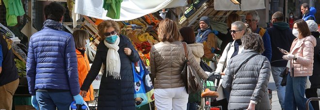 Coronavirus Padova, choc in piazza delle Erbe: mercato super affollato