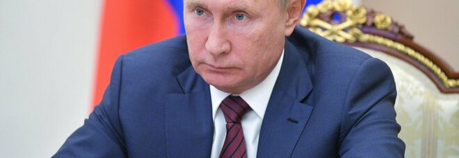 Putin, giallo sulla sua salute: avrebbe il Parkinson, pronte le dimissioni. Ma il Cremlino: «Sta bene»