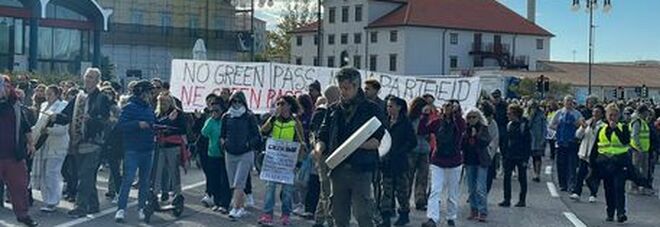 No Green pass in corteo: «Voi bloccate la vita, noi la città»