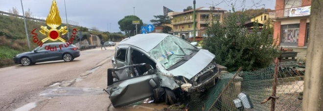 Perugia, "vola" dalla E45 nella strada sottostante: salva per miracolo