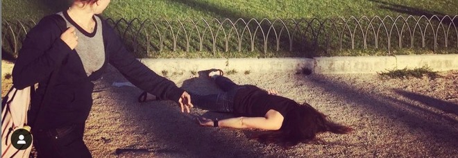 Ragazza morta su Instagram, le foto choc in giro per il mondo: e spunta anche piazza Venezia a Roma