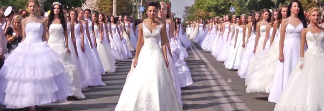 Roma, flash mob delle promesse spose: "Regole Covid troppo rigide, così niente matrimoni". Wedding sull'orlo del fallimento