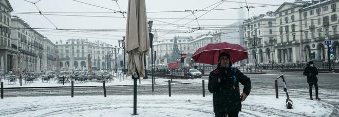 Maltempo, prima neve a Torino: dall'alba nevica in Piemonte. Allerta gialla in pianura
