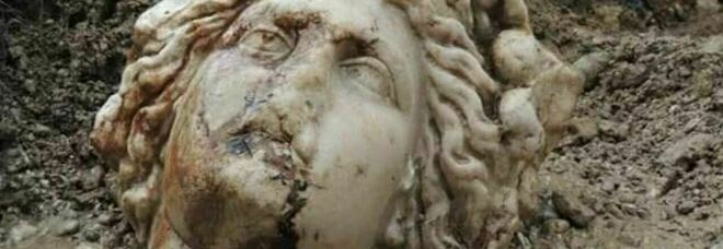 Turchia, scoperte due grandi teste "decapitate" di Afrodite e Dioniso: erano nascoste nel fango di un torrente