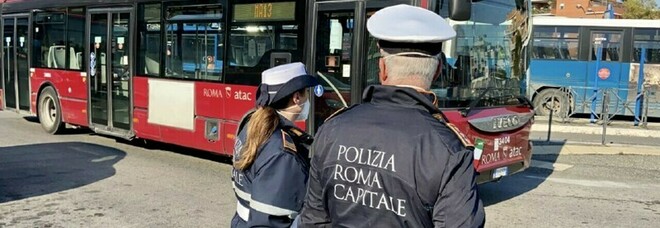 Roma, bus e metro solo col Green pass: forze dell'ordine e vigili a bordo, multe salatissime