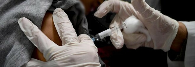 Vaccino anti Covid Pfizer, paura per un'infermiera: «Ha avuto una grave reazione allergica»