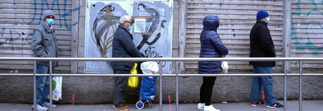 Milano, più di 10mila famiglie finiscono alla Caritas. Gualzetti: «Richieste d'aiuto cresciute del 130% in un anno»