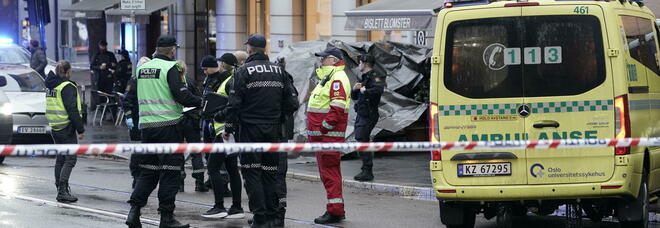 Norvegia, attacco col coltello: tre feriti tra cui un poliziotto. Ucciso l'attentatore. Ha urlato «Allahu Akbar»