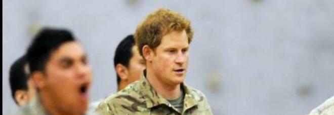 Il principe Harry, la perdita dei titoli militari lo fa soffrire: «Vorrei poter fare di più»