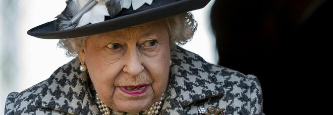 La Regina Elisabetta dà forfait al Remembrance day: è giallo sulla sua salute, sudditi preoccupati