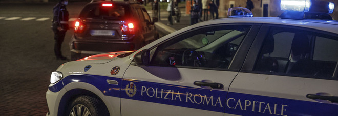 Roma, calci e pugni ad automobilisti e passanti in centro: denunciati un uomo e una donna