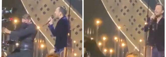 Sanremo 2022, cameraman cade sul palco: paura in diretta VIDEO