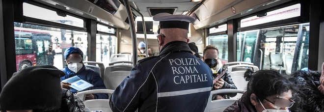 Roma, sale sul bus senza mascherina e aggredisce un vigile: arrestato