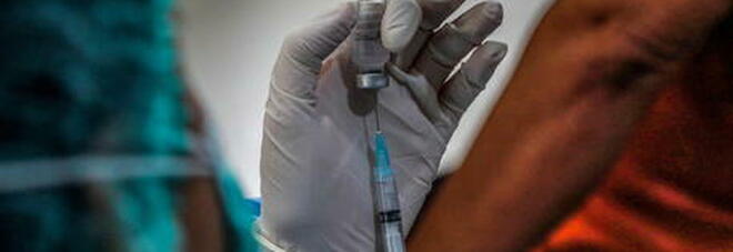 Omicron, l'allarme dell'epidemiologo: «Se i vaccini non proteggono è un pasticcio grosso»