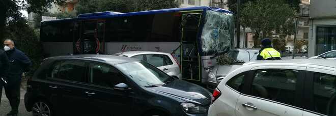 Autista del bus di linea ha un malore: “strage” di auto in sosta